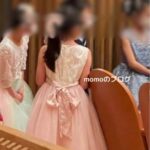 発表会のホールでドレスを着た子供たちの画像