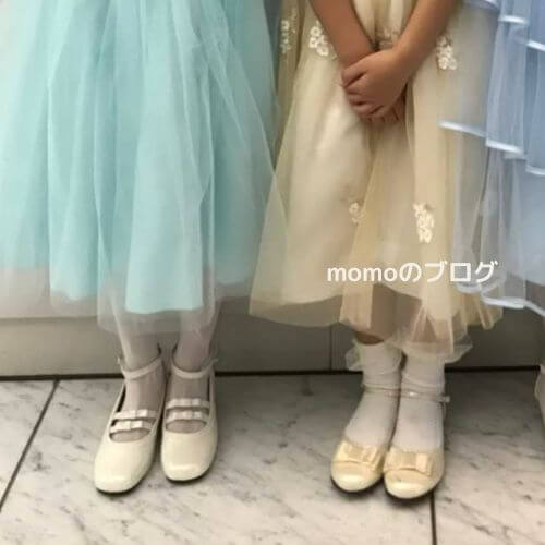 ドレス姿のこどもたちの足元の画像
