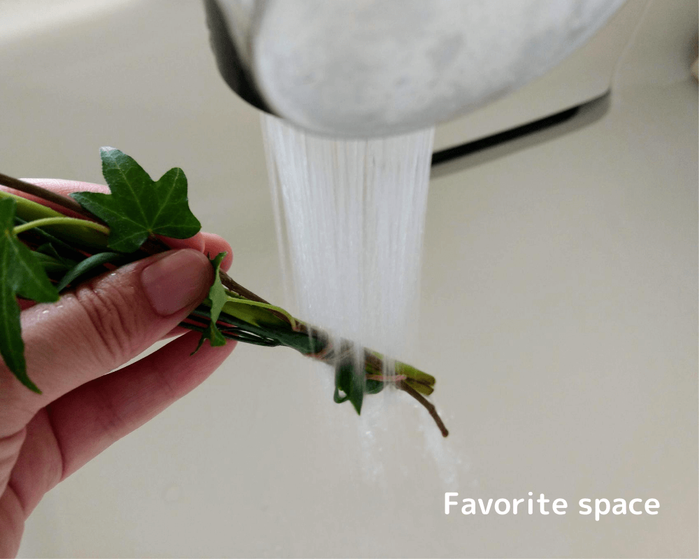 ブルーミーライフから届いた季節の葉っぱの根元の保水ゼリーを、流し台で洗い流している画像