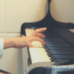 自閉症の息子がピアノを弾く手の画像