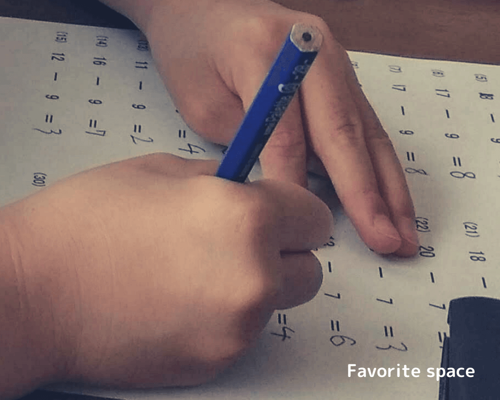 自閉症の息子が計算問題を解いている手の画像
