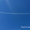 晴れた青空に飛行機雲を写した画像