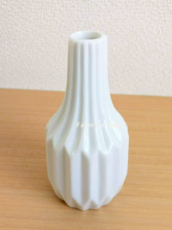 ダイソーの白いブルーミングヴィル風の花瓶の画像
