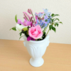 ダイソーの白い花瓶にバラなどを飾った画像