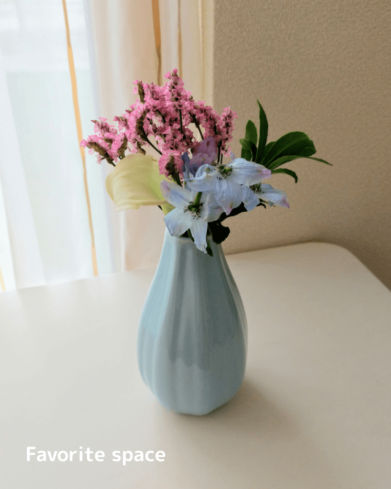 ダイソーの花瓶にカラーを飾った画像