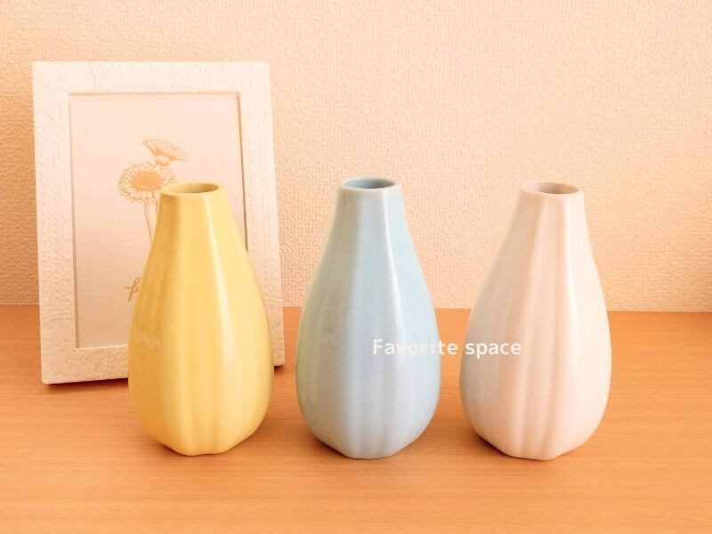 ダイソーの黄色、白、青色の花瓶の画像
