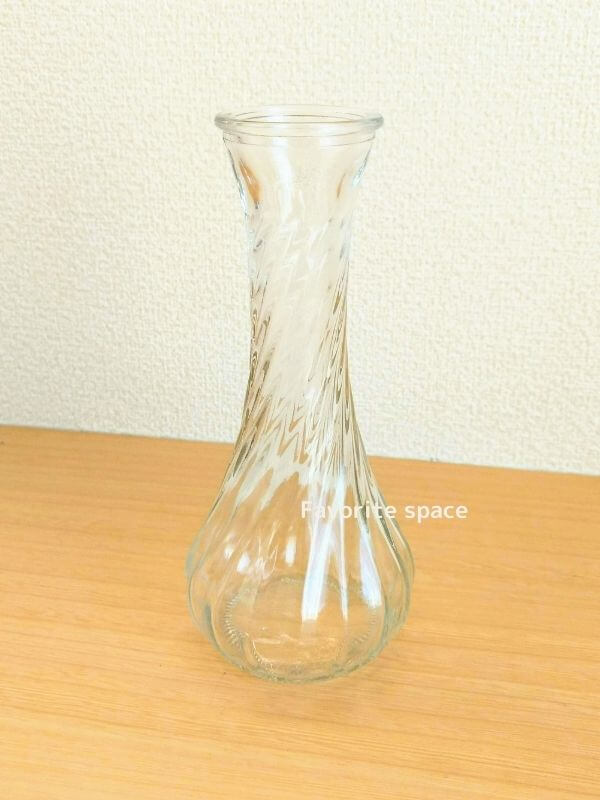 セリアのすらっとしたガラスの花瓶の画像