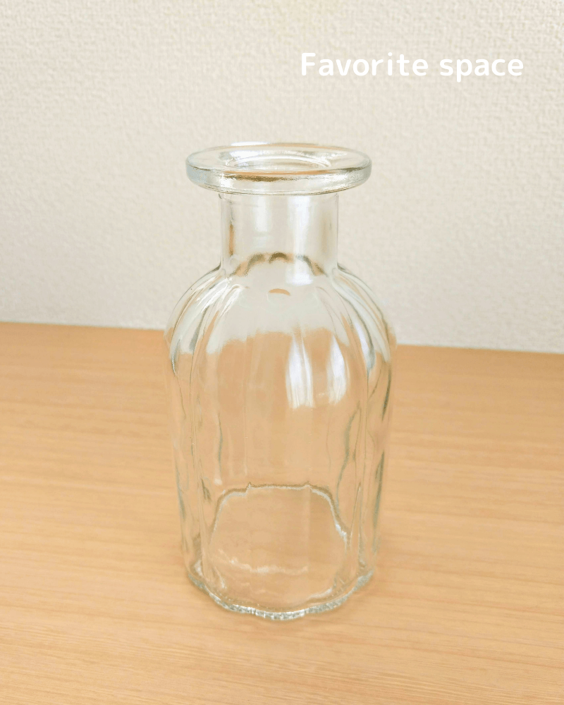 ダイソーのガラスの花瓶の画像