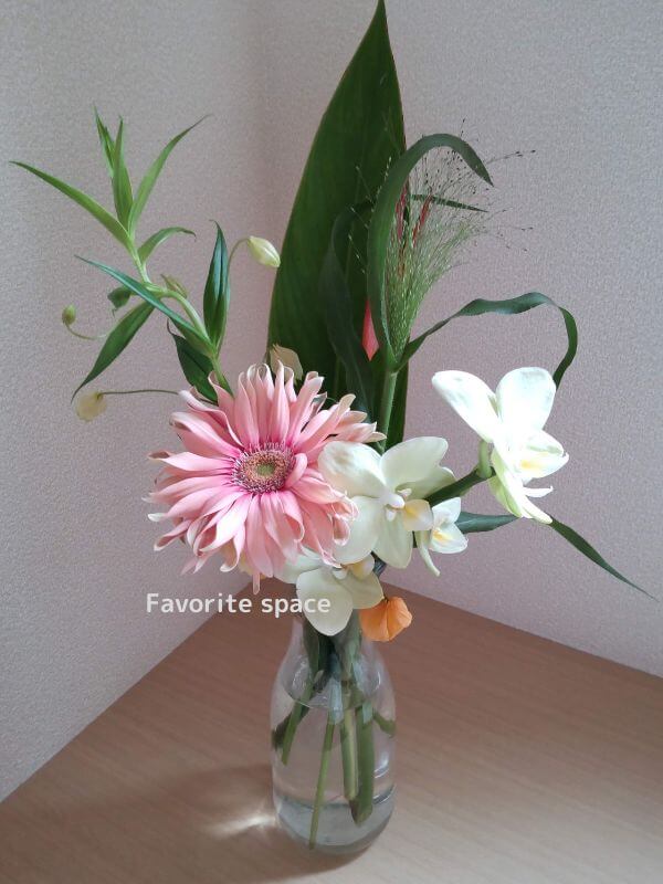 ダイソーの花瓶とLIFFTの花の画像