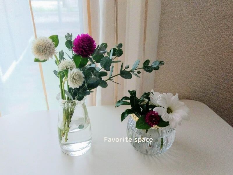 セリアの小さなガラスの花瓶にブルーミーの花を飾った画像