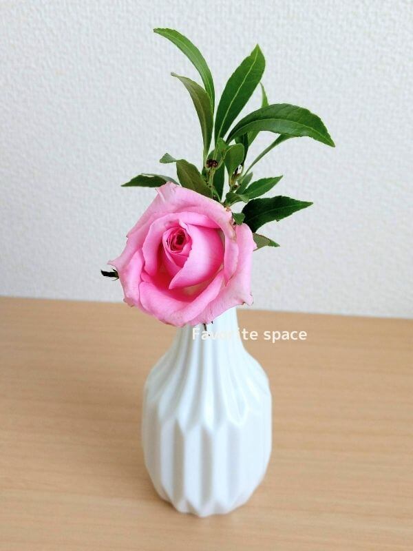 ダイソーの花瓶にピンクのバラを飾った画像