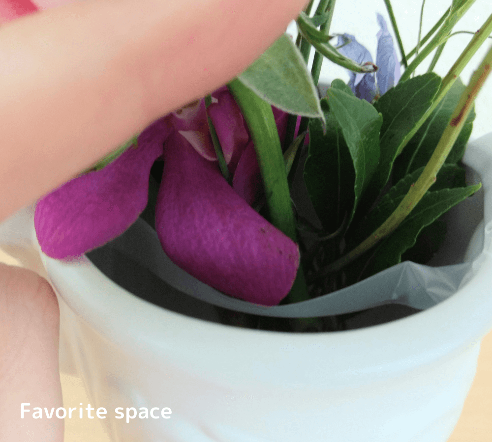 ダイソーの花瓶にセロテープを使って花を飾っている画像