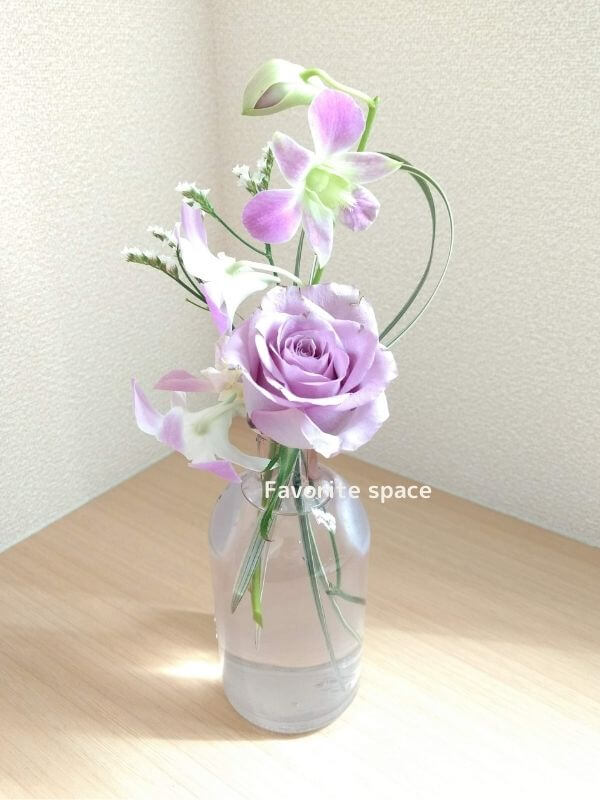 セリアの花瓶にバラを飾った画像