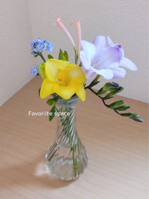 ダイソーの花瓶とLIFFT定期便の花の画像