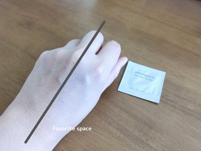 ナチュラグラッセのバランシングベースを手の甲に乗せた画像
